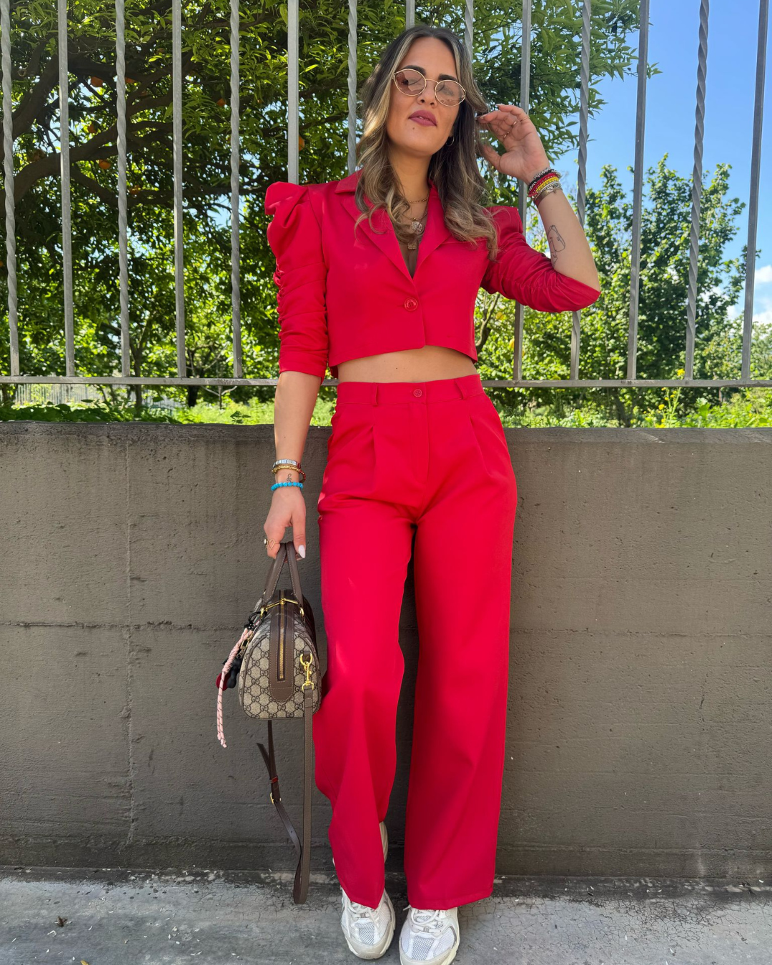 Conjunto elegante de blazer e calças vermelhas de cintura alta, estilo sofisticado e moderno para mulher