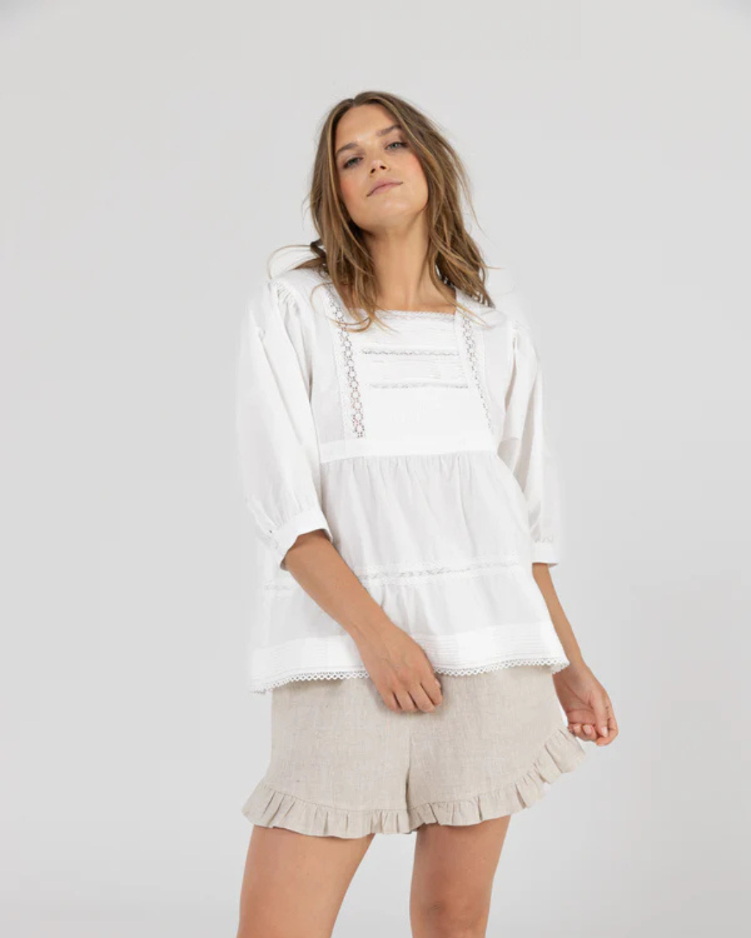 Blusa com decote quadrado em renda e mangas 3/4 compridas bufantes com punhos abotoados