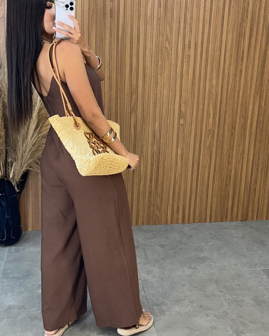 Macacão feminino com decote em V e alças elásticas