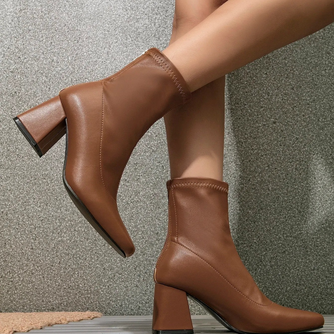 Botas femininas elegantes com salto alto