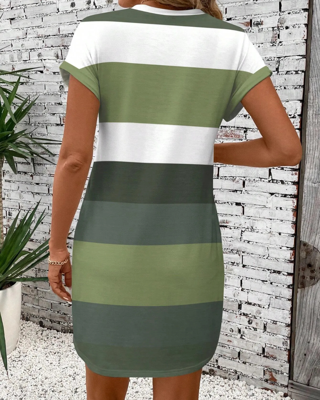 Vestido casual de gola redonda com padrão de riscas coloridas