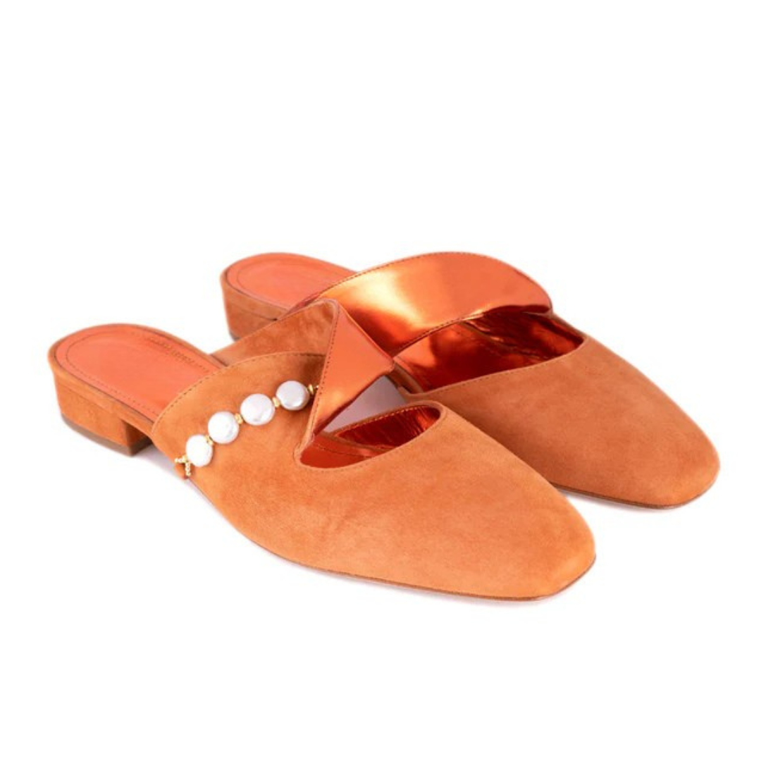 Sandálias elegantes com biqueira fechada e pérolas decorativas