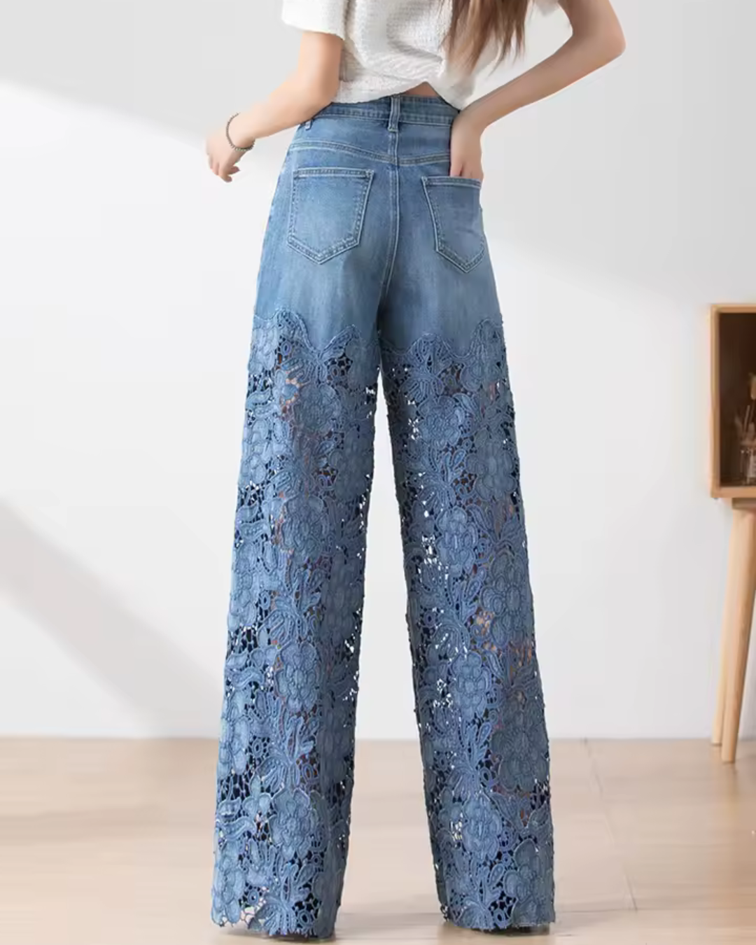 Calças de ganga de cintura média para mulher com botões e remendos de renda