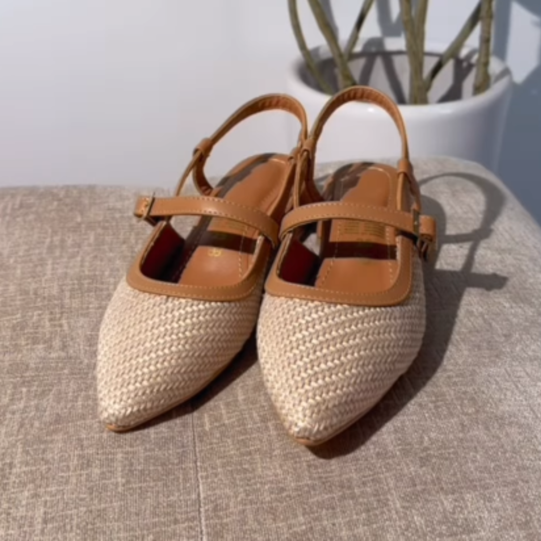 Sandálias de bico fino com salto baixo e tira ajustável