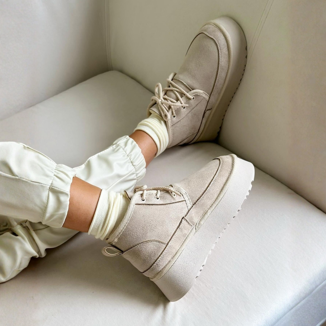 Calçado Moderno com Plataforma e Interior de PelĂșcia para Mulher