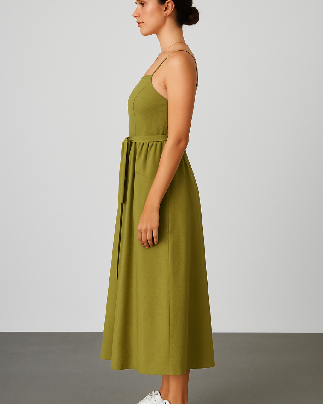 Vestido largo com alças finas e bolsos frontais