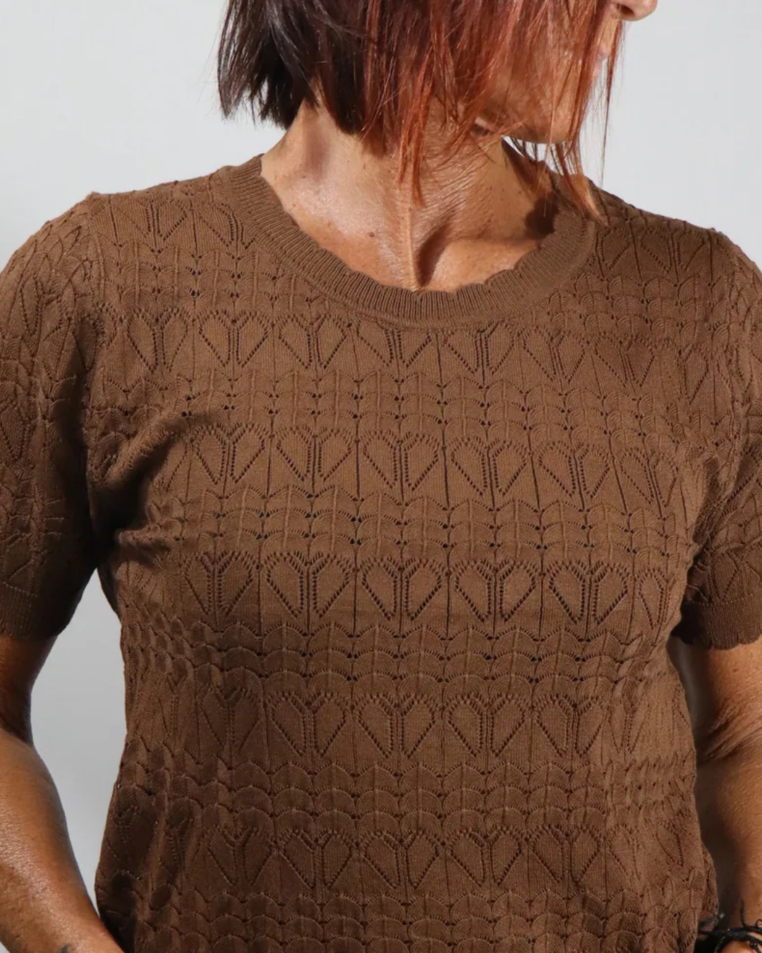 Camisola de Manga Curta Castanha com Tecido de Malha Aberto e Gola Redonda