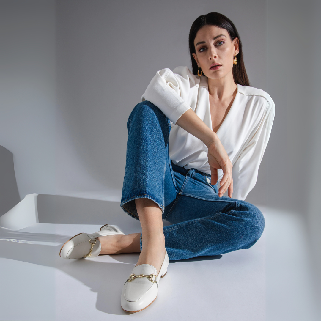 Mocassim de couro para mulher com presilha dourada