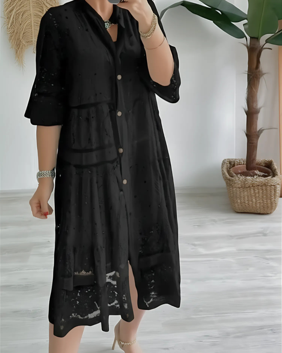 Vestido de renda com mangas e botões frontais