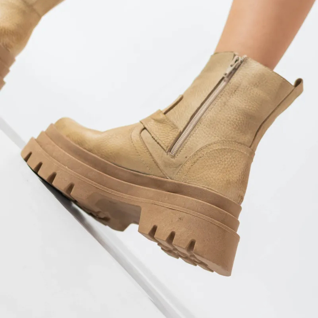 Botas de couro para mulher com salto baixo e fivela decorativa