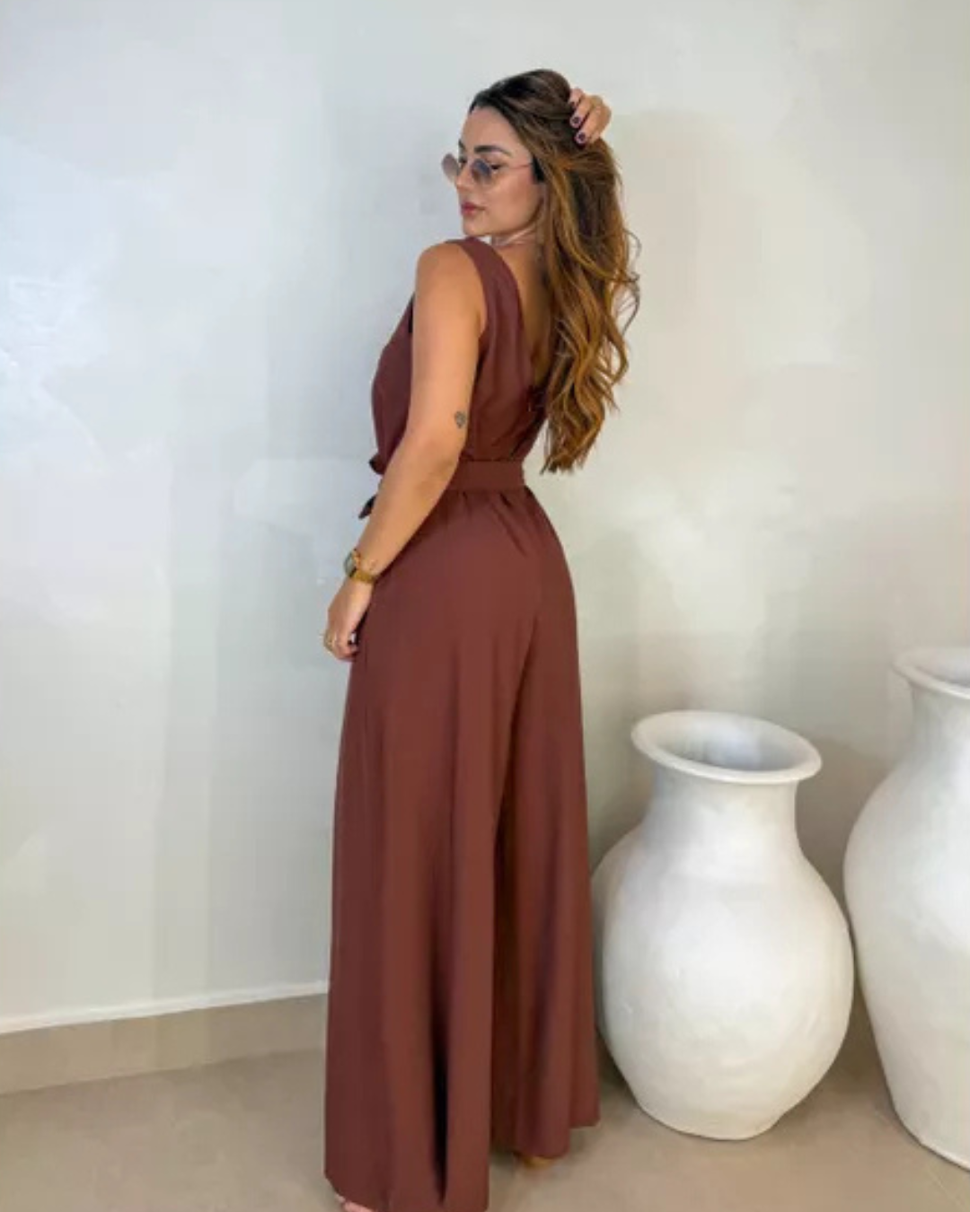 Macacão feminino com gola em V e calças