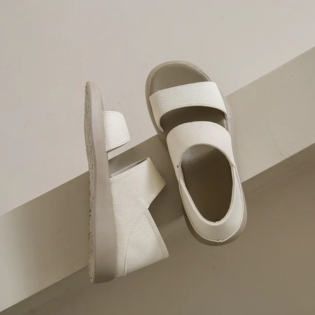 Sandálias elegantes de couro com sola grossa e ergonómica