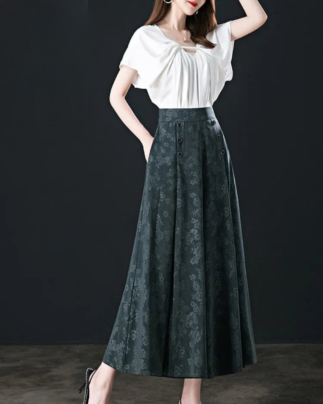 Calças Tipo Palazzo com Flores e Botões