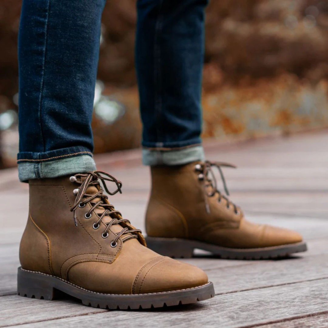 Botins Clássicos de Couro com Atacadores e Sola Resistente para Homem