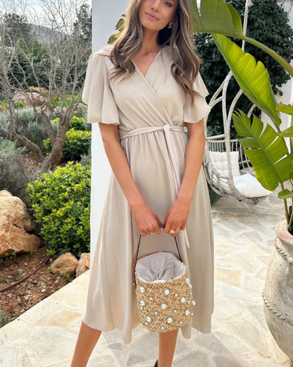 Vestido casual com decote em V, ajuste elástico e laço a condizer