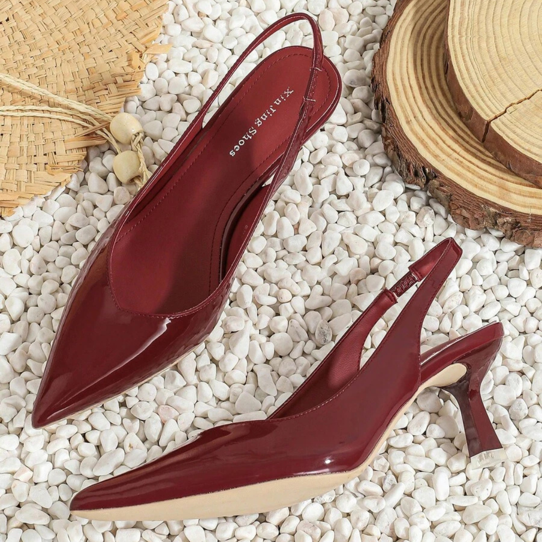 Sapatos de Salto Alto com Acabamento Brilhante e Bico Fino para Mulher