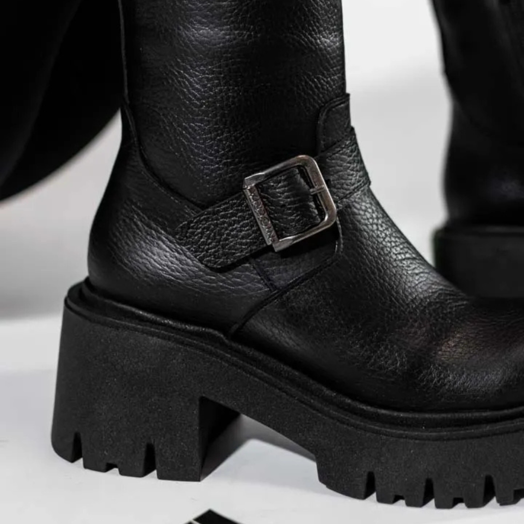 Botas de couro para mulher com salto baixo e fivela decorativa