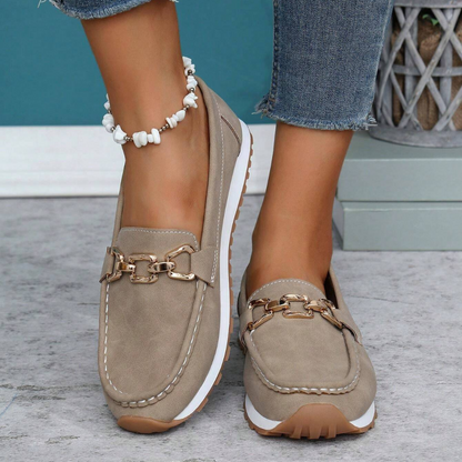 Mocassins em Pele com Fecho de Fivela Dourada para Mulher