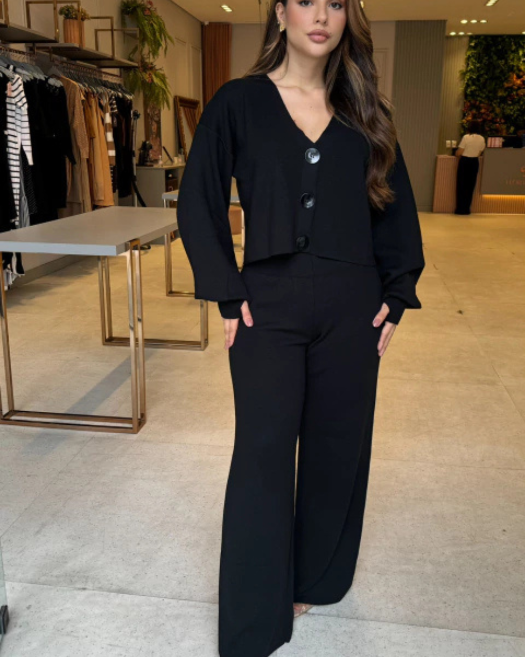 Conjunto casual de camisa com decote em V e calças largas