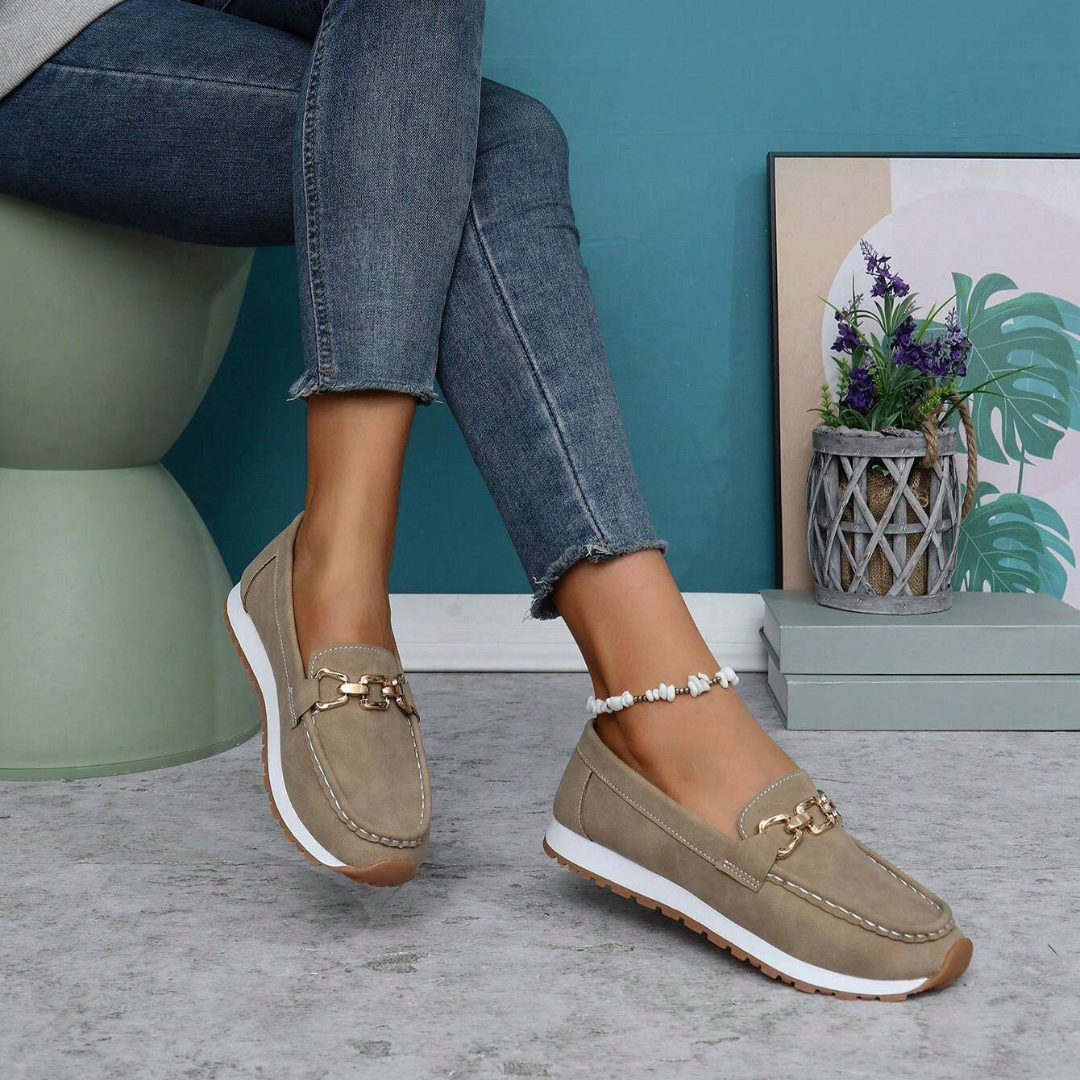 Mocassins em Pele com Fecho de Fivela Dourada para Mulher
