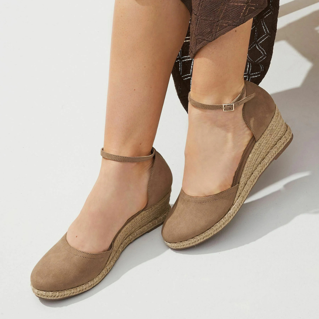 Sandálias Femininas de Cunha com Salto Alto e Detalhe em Tecido de Palha Trançado