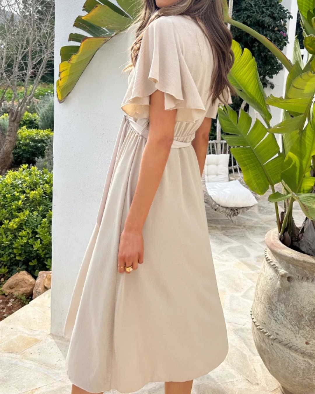 Vestido casual com decote em V, ajuste elástico e laço a condizer