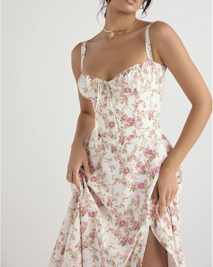 Vestido comprido com silhueta romântica e decote delicado