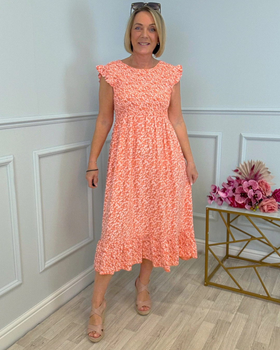 Vestido com estampado floral, cintura alta e mangas curtas para mulher