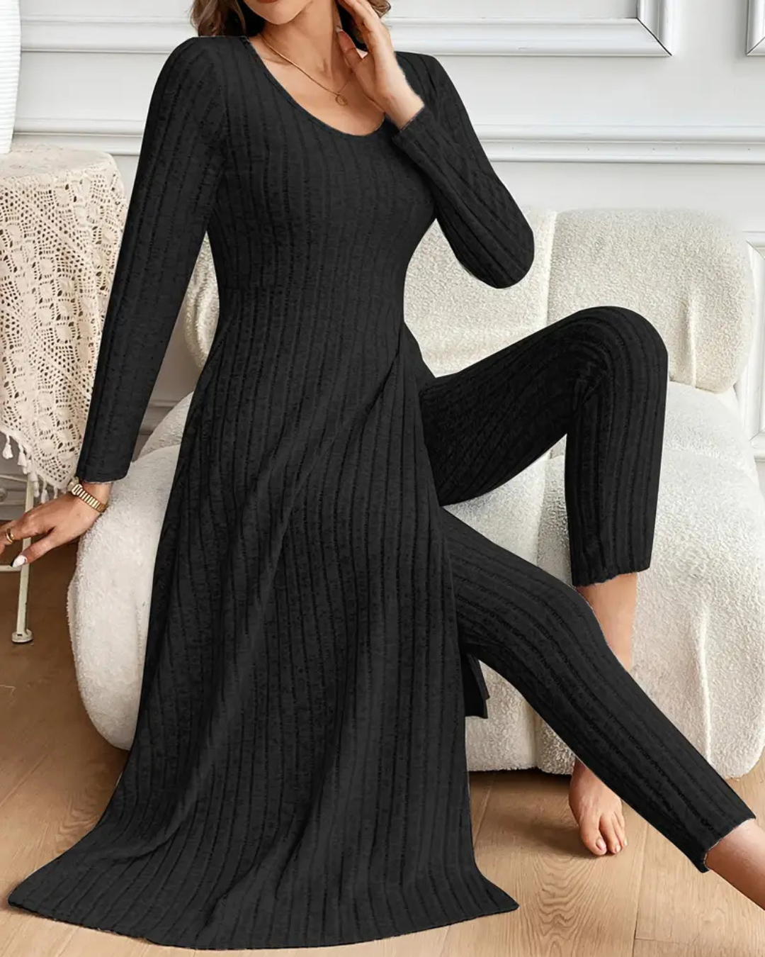 Conjunto de duas peças com camisa de manga comprida com gola redonda e calças para mulher