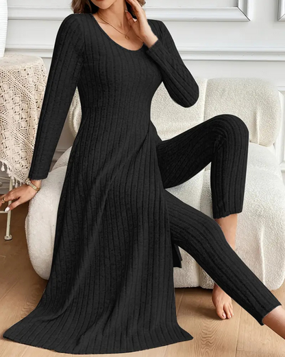 Conjunto de duas peças com camisa de manga comprida com gola redonda e calças para mulher