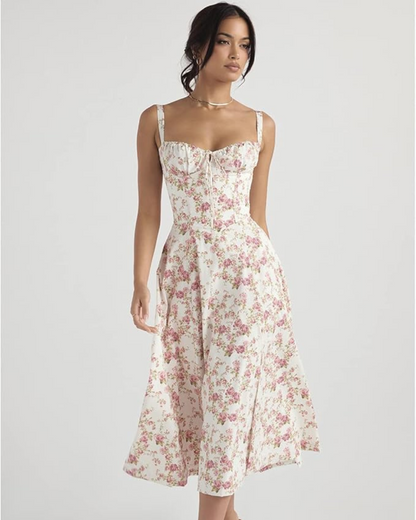 Vestido comprido com silhueta romântica e decote delicado