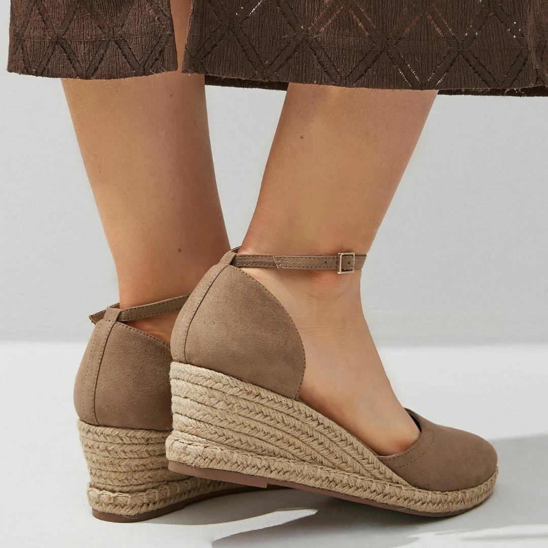 Sandálias Femininas de Cunha com Salto Alto e Detalhe em Tecido de Palha Trançado