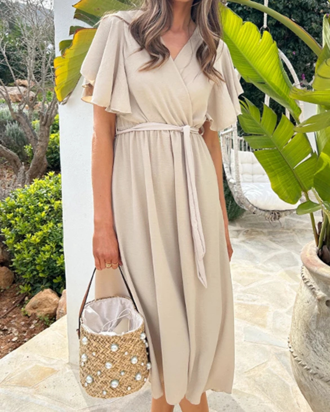 Vestido casual com decote em V, ajuste elástico e laço a condizer