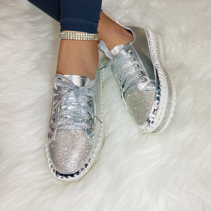 Sapatos com Pedras Brilhantes e Solas Grossas para um Toque de Brilho Elegante