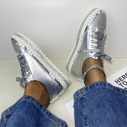 Sapatos com Pedras Brilhantes e Solas Grossas para um Toque de Brilho Elegante