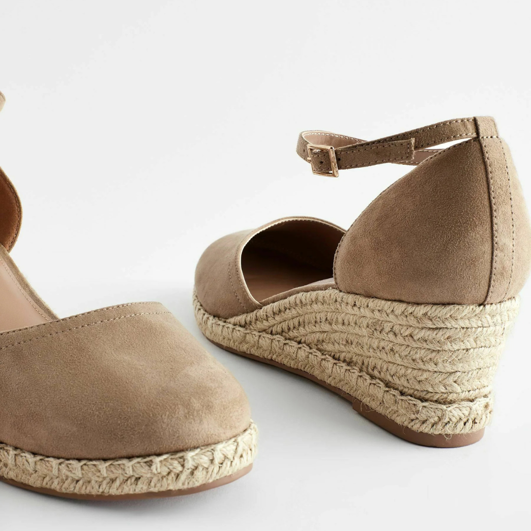 Sandálias Femininas de Cunha com Salto Alto e Detalhe em Tecido de Palha Trançado