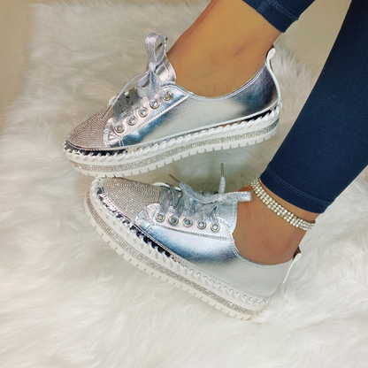 Sapatos com Pedras Brilhantes e Solas Grossas para um Toque de Brilho Elegante