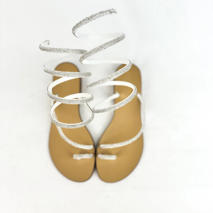 Sandálias rasas com tiras em espiral e brilhantes