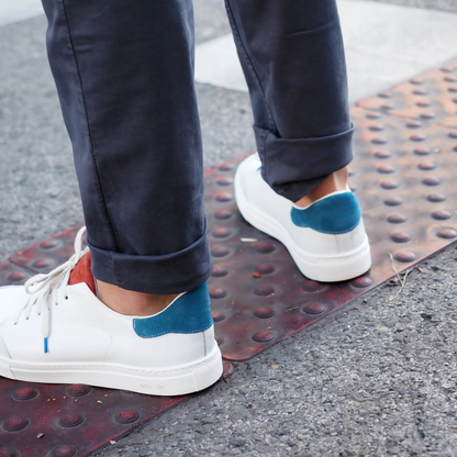 Sapatilhas Urbanas em Pele Branca com Pormenores Contrastantes e Sola Confortável