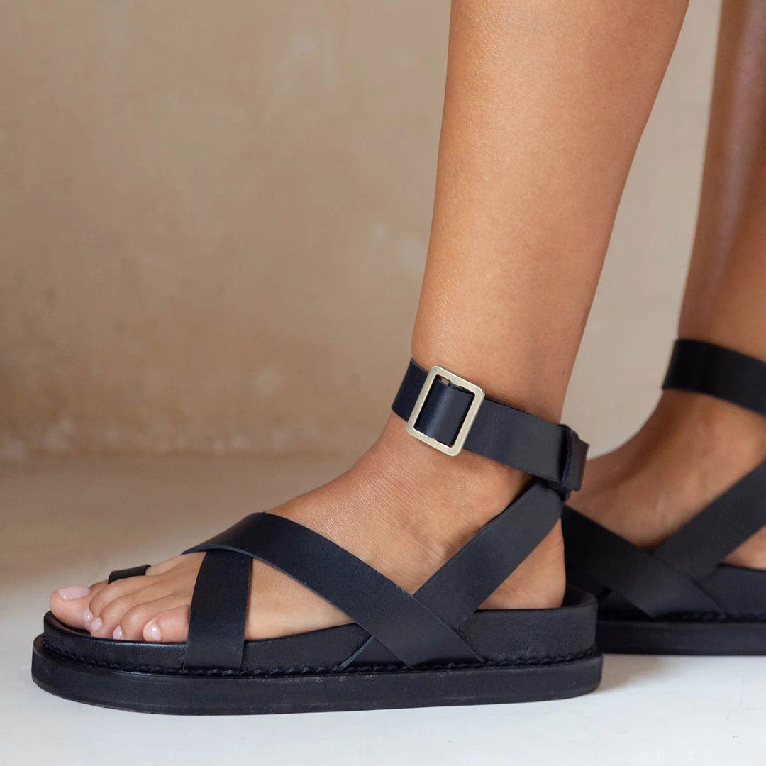 Sandálias em couro sintético com design cruzado e ajuste ao tornozelo