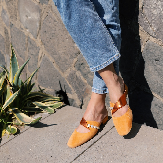 Sandálias elegantes com biqueira fechada e pérolas decorativas