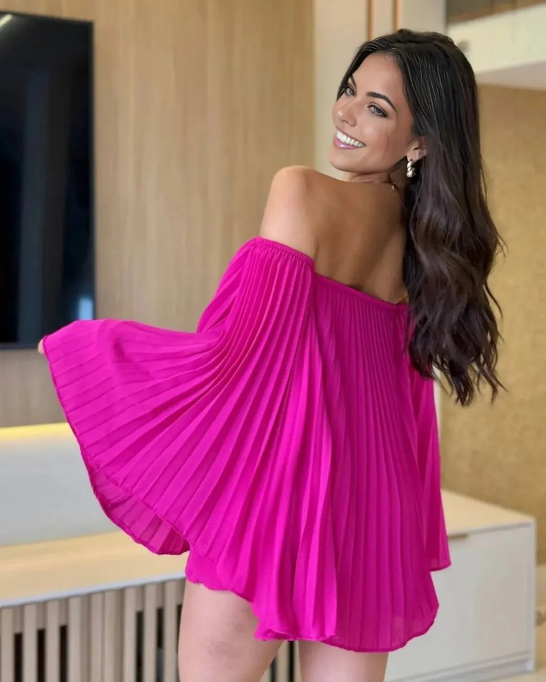 Vestido Curto Plissado com Mangas Largas e Elegante Decote Bardot para Mulher