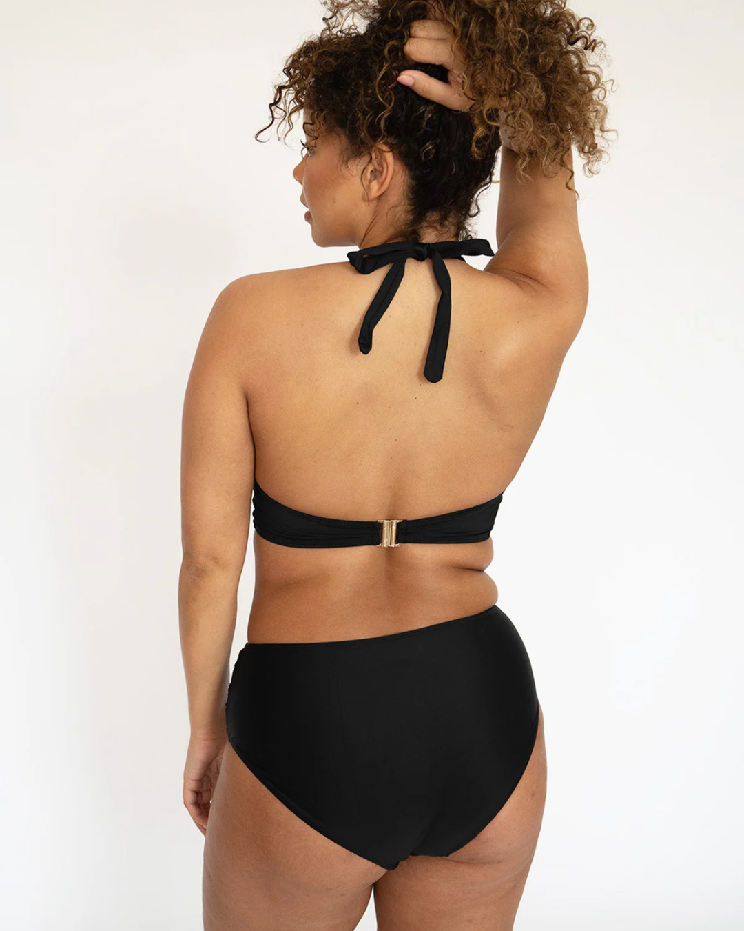 Conjunto de biquíni com design elegante e intemporal