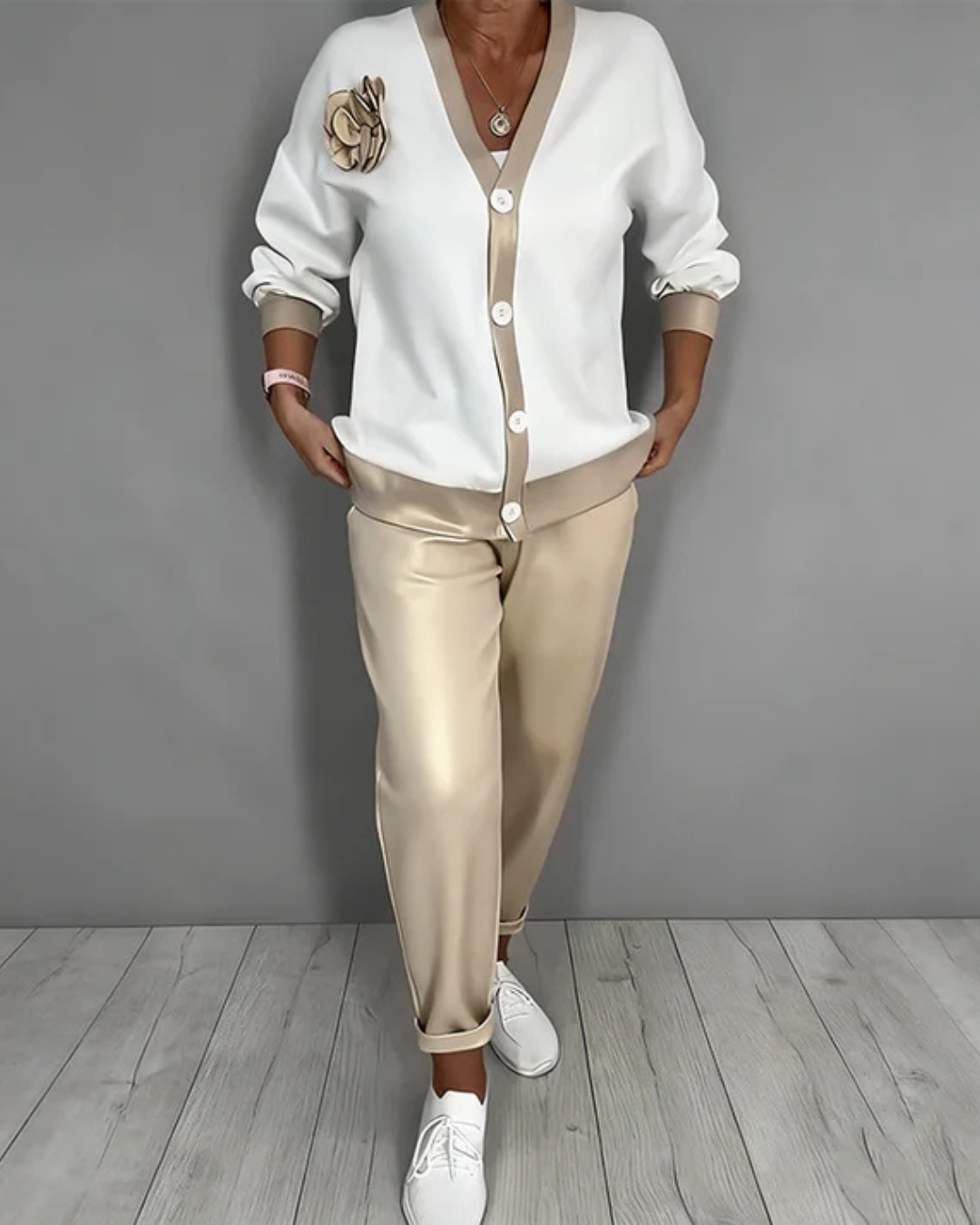 Conjunto elegante de camisa e calças de corte descontraído para mulher