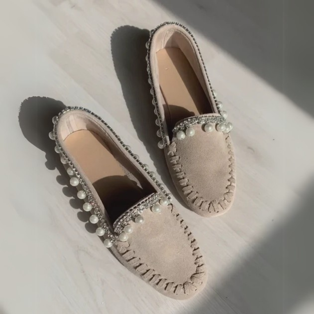 Mocassins ergonómicos com detalhes em pérolas e diamantes