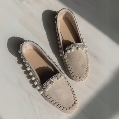 Mocassins ergonómicos com detalhes em pérolas e diamantes