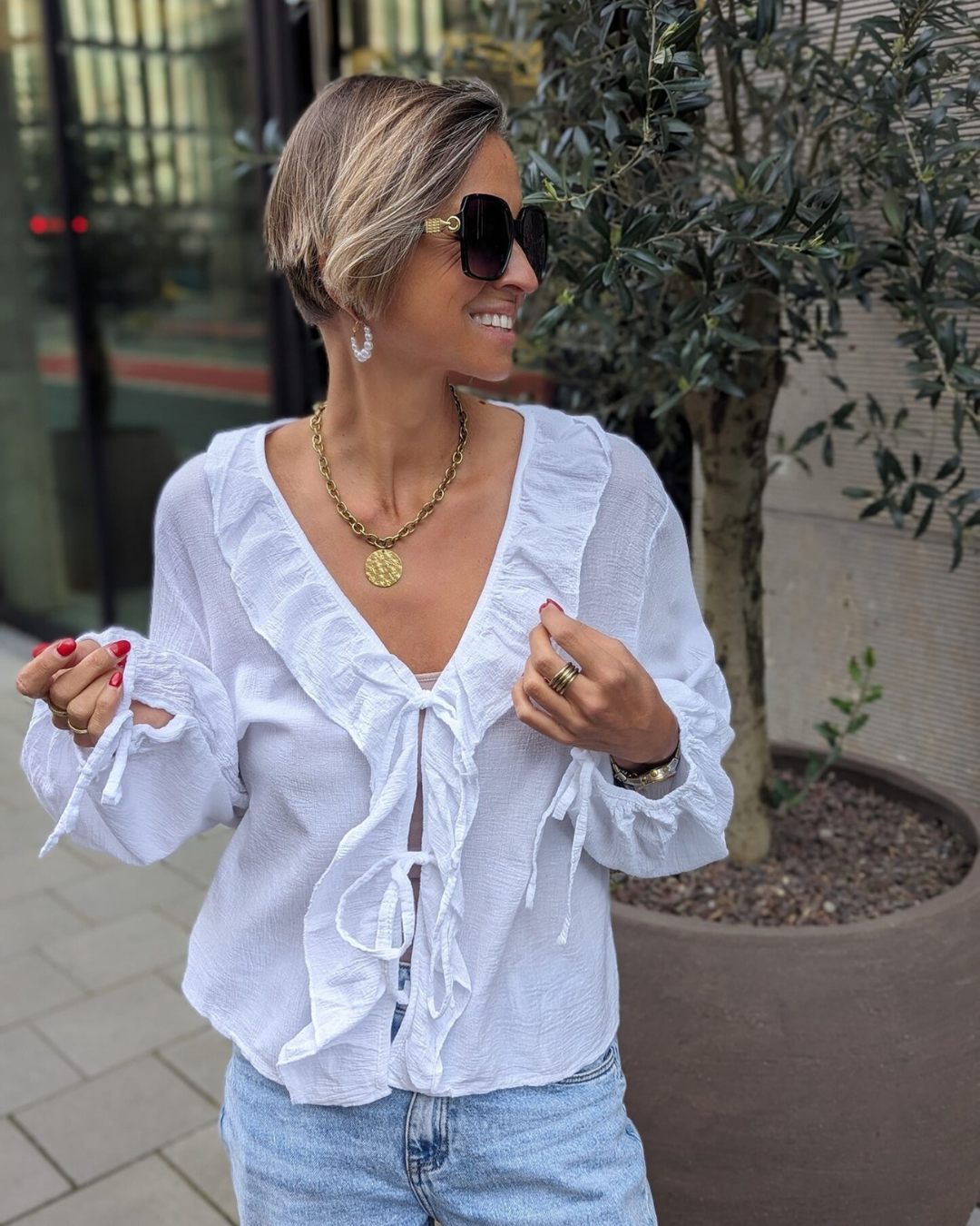 Blusa com Folhos e Laço à Frente em Tecido Leve e Mangas Bufantes