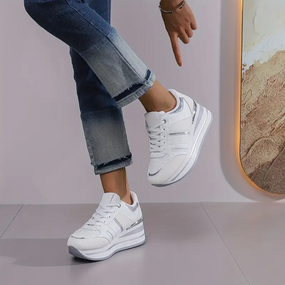 Sapatilhas com Plataforma e Detalhes Metálicos para um Estilo Moderno e Confortável