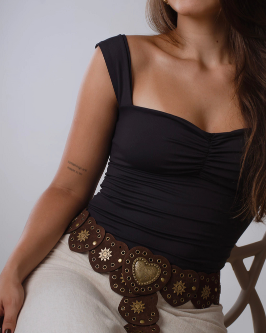 Top Feminino de Alças Largas com Decote em Folhos e Corte Justo