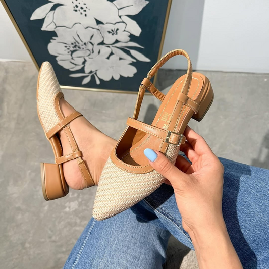 Sandálias de bico fino com salto baixo e tira ajustável